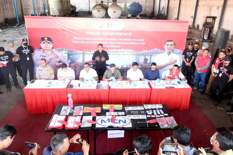 Direktur Tipidter Bareskrim Polri Brigjen Pol. Hersadwi Rusdiyono (tengah) ditemani Direskrimsus Polda Jatim Kombes Pol Farman, menghadiri rilis terkait penimbunan BBM yang dibongkar di Kota Pasuruan, Rabu (12/7/2023). SP/Istimewa