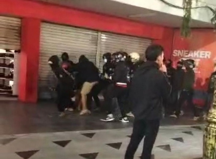 Tangkap layar video pengeroyokan yang diduga dilakukan kelompok pesilat yang menganiaya pejalan kaki di Jalan Tunjungan Surabaya, viral di media sosial, sejak Senin pagi.