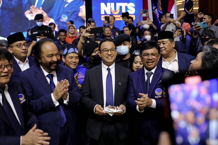 Ketua Umum Partai NasDem Surya Paloh bersama Anies Baswedan, calon presiden 2024 yang diusung oleh Partai NasDem, dalam HUT ke-11 Partai NasDem di Jakarta, Jumat (11/11/2022).