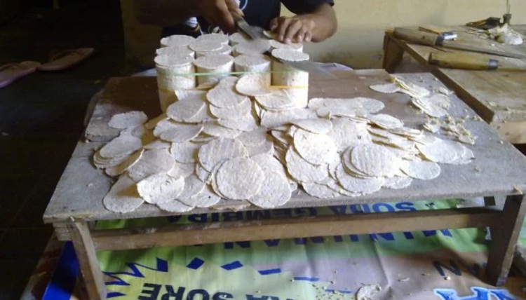 H. Ikrom saat mengolah keripik tempe produksinya. SP/ MLG