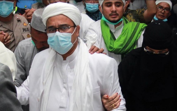 Habib Rizieq Shihab, ditemani putri dan beberapa pendukungnya, saat kedatangannya pertengahan November 2020 lalu. SP/Reuters