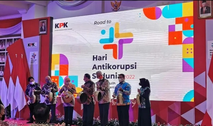 Gubernur Khofifah Indar Parawansa bersama Gubernur Jawa Tengah Ganjar Pranowo dan Ketua KPK Firli Bahuri membuka Road to Hakordia 2022 di Gedung Negara Grahadi, Kamis (1/12/2022).