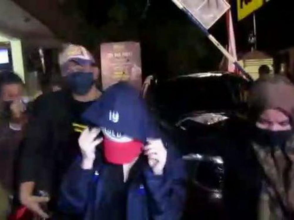 HH, (bertopi) saat digelandang tim Polrestabes Medan, Senin (13/7/2020) dinihari kemarin. HH, diduga Hana Hanifah, kepergok jaringan prostitusi.