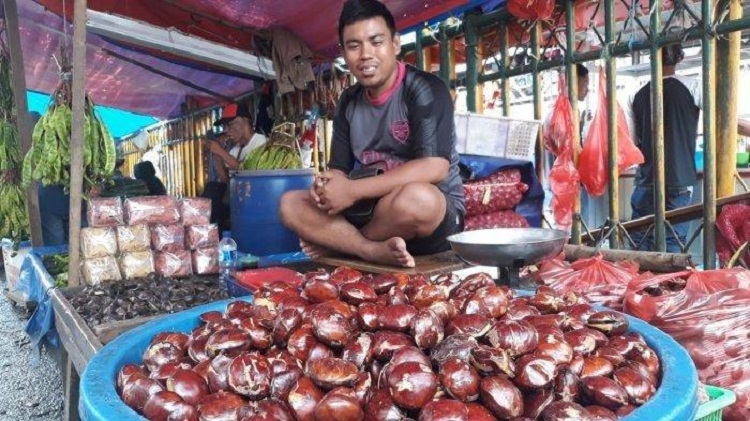 Pedagang di pasar yang tengah menjual jengkol. SP/ JKT