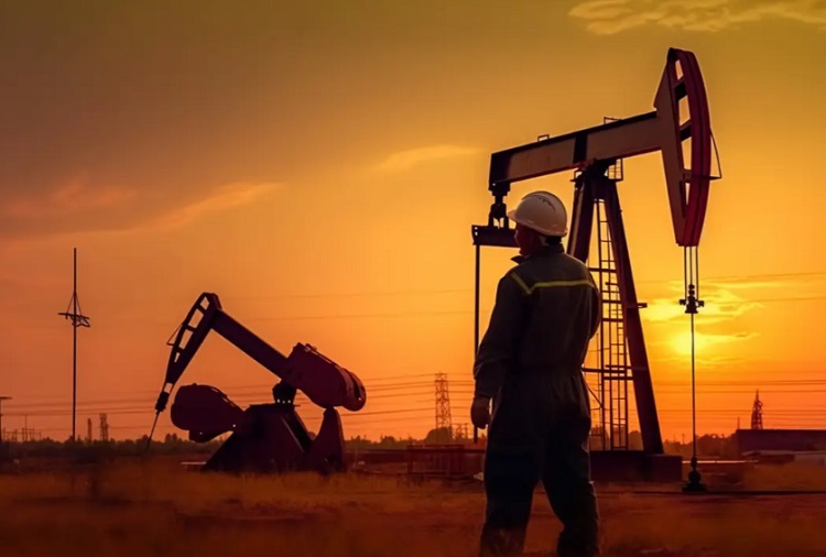 Ilustrasi. Pekerja tengah memantau kondisi salah satu tambang minyak. SP/ JKT