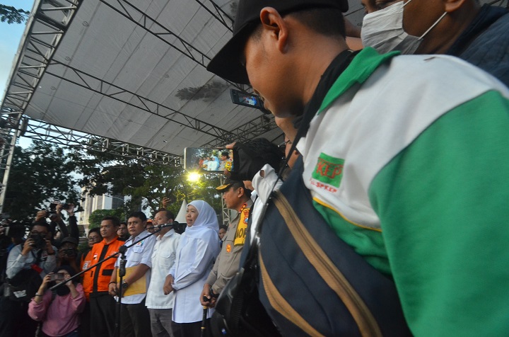 Gubernur Jawa Timur Khofifah Indar Parawansa di dampingi Kapolda Jatim menemui pendemo pada momen Hari Buruh, di Kantor Gubernur Jatim Jl. Pahlawan, Surabaya, Senin (1/5/2023). SP/Arlana