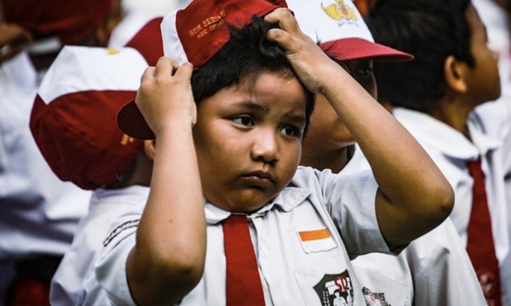 Ekspresi para siswa-siswi yang mengikuti apel pagi di hari pertama Masa Pengenalan Lingkungan Sekolah (MPLS) masih menguap, resah dan terlambat masuk sekolah.