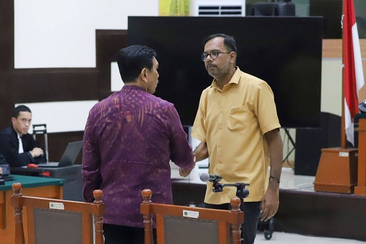 Momen saat Haris Azhar menyalami Luhut Binsar Panjaitan, seusai dirinya menyampaikan permintaan maaf kepada Luhut yang hadir di dalam persidangan, kasus pencemaran nama baik, Kamis (8/6/2023).