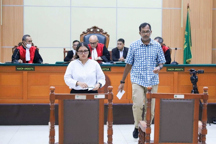 Aktivis HAM Haris Azhar dan Fatiah Maulidiyanty mengikuti sidang vonis kasus dugaan pencemaran nama baik terhadap Menko Kemaritiman Luhut Binsar Pandjaitan di Pengadilan Negeri Jakarta Timur, Senin (8/1/2024).