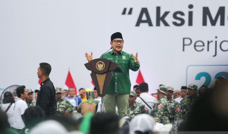 Momen Muhaimin Iskandar alias Cak Imin saat berseloroh pada Surya Paloh di Harlah ke-25 PKB, di Solo, Minggu (23/7/2023)