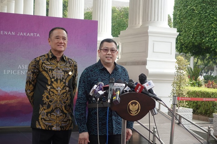 Hary Tanoe didampingi salah satu pengurus Paguyuban Sosial Marga Tionghoa Indonesia (PSMTI) memberikan keterangan usai dirinya dipanggil oleh Presiden Jokowi, Senin (15/5/2023) pagi di Istana Kepresidenan.