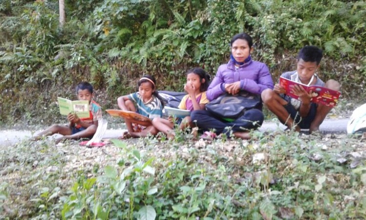 Heronima Lender bersama anak-anak yang tengah membaca. SP/ SBY