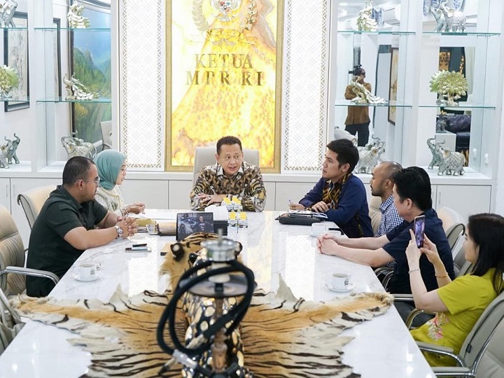 Taplak meja bermotif harimau di ruang kerja Bambang Soesatyo mendadak viral dan direspon berbagai kalangan.