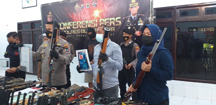 Polisi menunjukkan ratusan senapan angin rakitan yang diproduksi pelaku. SP/Hadi Lestariono
