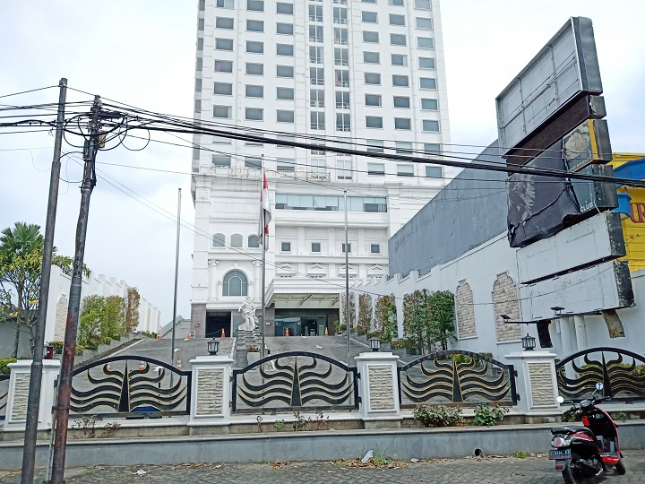 Kondisi Hotel Golden Tulip Legacy Surabaya pada Kamis (20/5/2021) yang sudah tak berfungsi. Berbeda pada tahun 2019 lalu, papan nama Golden Tulip masih terpampang di gedung 27 lantai ini. SP/Semmy/Rmc