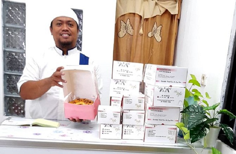 Huda menunjukkan kue olahan berbahan tahu produksinya. SP/ BLT