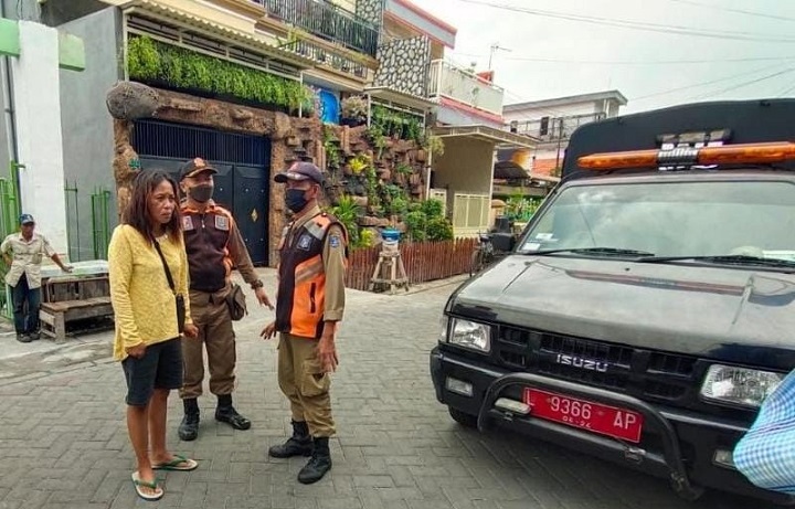 Korban saat dijemput petugas.