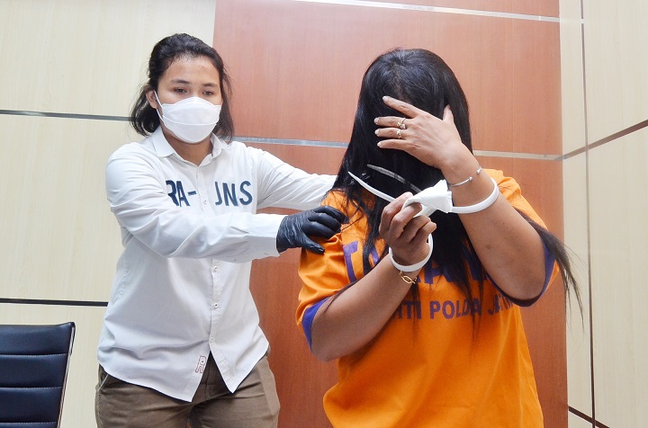 Mami Yayang Café Sidoarjo, Janji Ratnawati, saat dibekuk Subdit Renakta Polda Jatim, usai menjalankan praktik prostitusi bermodus layanan karaoke. SP/arlana