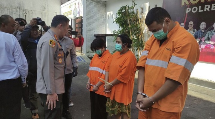 Tiga pelaku penipuan konser tiket Coldplay yang berhasil ditangkap Polresta Malang Kota, yakni ibu dan anak serta pacar anaknya. Mereka ditangkap di Probolinggo.