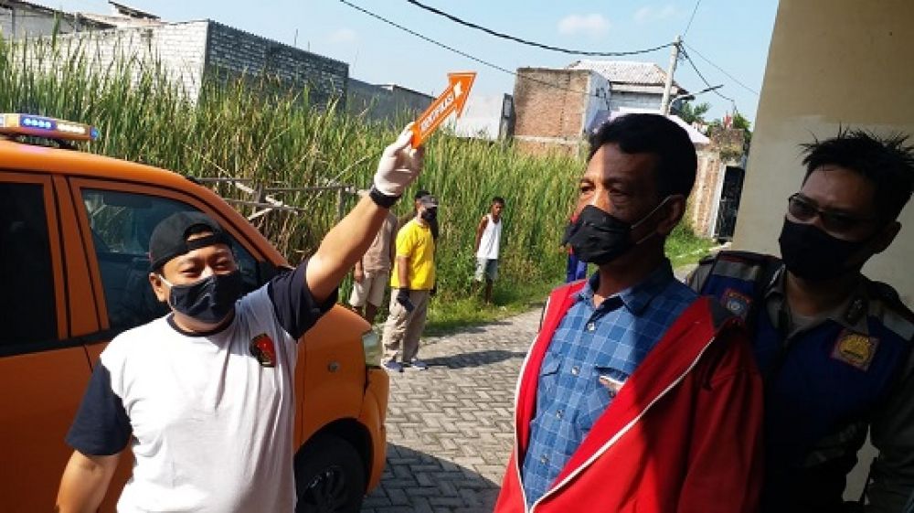 Tim Inafis Polrestabes Surabaya saat melakukan olah TKP di lokasi kos-kosan milik korban yang memilih mengakhiri hidupnya, Jumat (5/6/2020).
Foto: SP/Jemmi
