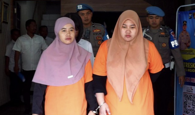 Dua emak-emak, Melania dan Sulistyani saat ditangkap di Polres Mojokerto. SP/Dwy