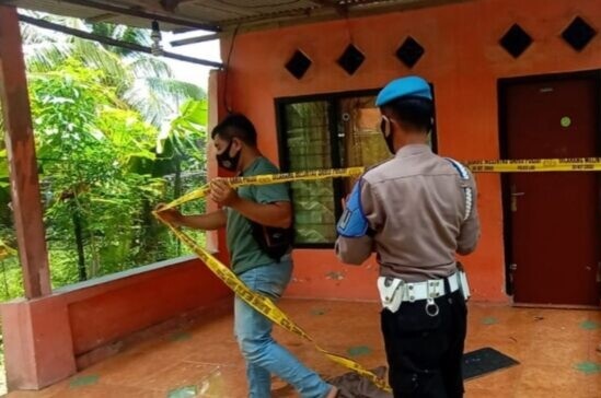 Petugas saat melakukan olah TKP di rumahnya di Desa Wonokupang, Balongbendo, Sidoarjo, Minggu (7/2/2021) kemarin. SP/Sugeng