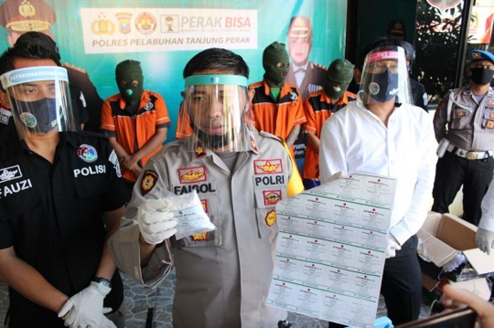 Kasatreskoba Polres Pelabuhan Tanjung Perak AKP M Yasin bersama Wakapolres Pelabuhan Tanjung Perak Kompol Faisol Amir, membeberkan ratusan ribu pil koplo yang berhasil dibekuk dari 4 pelaku jaringan narkoba asal Wonokromo.

Foto: SP/Septyan Ardiyanto
