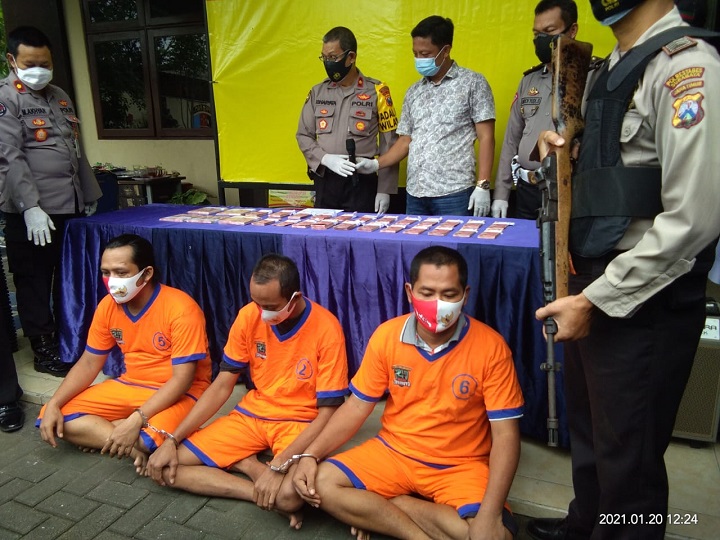 Tiga tersangka pengedar uang palsu saat dipertunjukkan di depan awak media, dengan barang bukti Rp 200 juta lebih uang palsu. SP/Mahbub Fikri