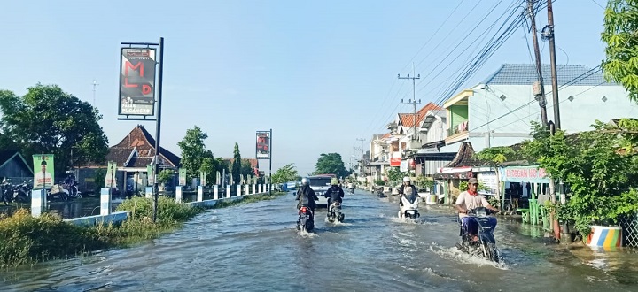 Jalan di Pucangkro ini saat hujan selalu banjir. Seperti yang terjadi pada bulan April 2021 lalu. SP/MUHAJIRIN KASRUN
