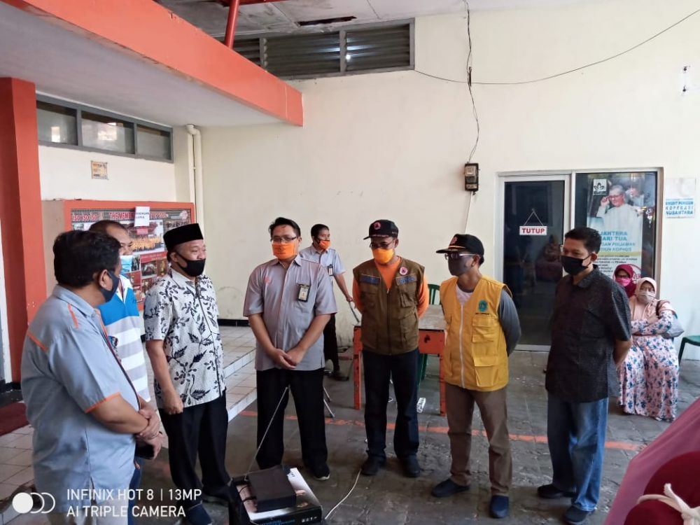 Dengan menggunakan APD peserta pelatihan urus jenazah suspek covid-19.

FOTO:SP/MUHAJIRIN KASRUN
