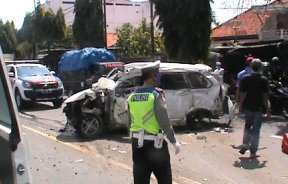 Kondisi mobil yang terpental akibat tertabrak kereta api sebelum dievakuasi.SP/FN