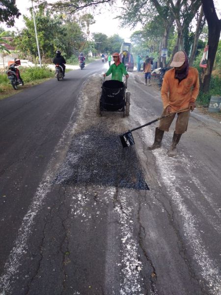 Ruas jalan yang rusak baik karena banjir atau karena kerusakan reguler mulai dilakukan perbaikan.

FOTO:SP/MUHAJIRIN KASRUN