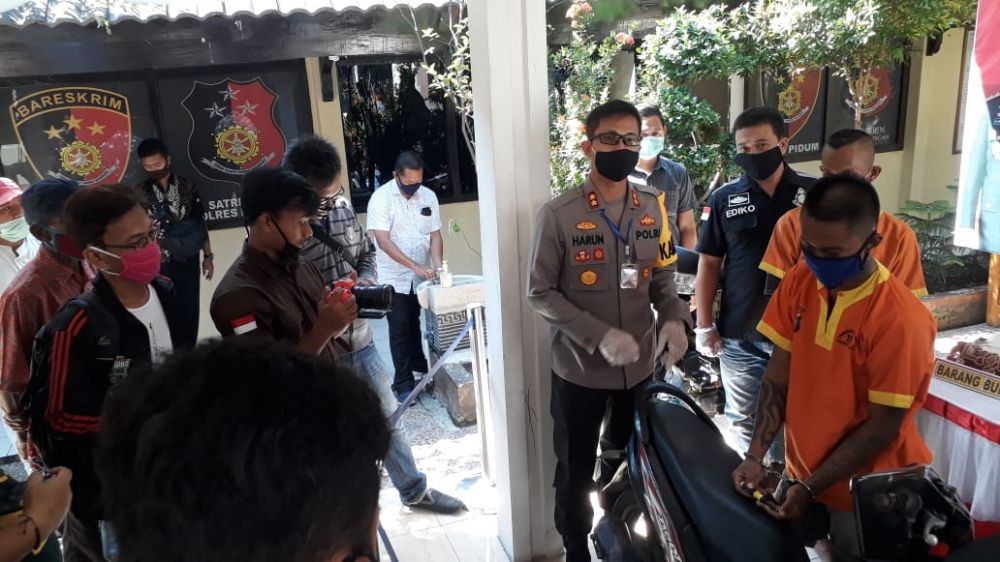 Kapolres saat bertanya kepada dua pelaku curanmor yang berhasil dibekuk oleh Tim Tim Joko Tingkir Satuan Reserse Kriminal (Satreskrim).

FOTO:SP/MUHAJIRIN 