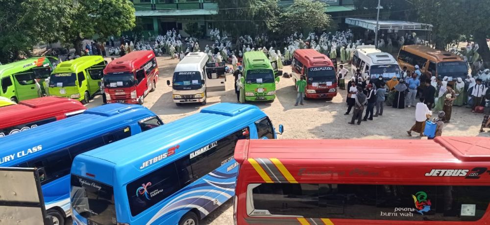 Kendaraan Elf berbaris sesuai dengan tujuan daerah yang dituju untuk mengangkut para santri PPSD menuju kampung halamannya.

FOTO:SP/MUHAJIRIN KASRUN