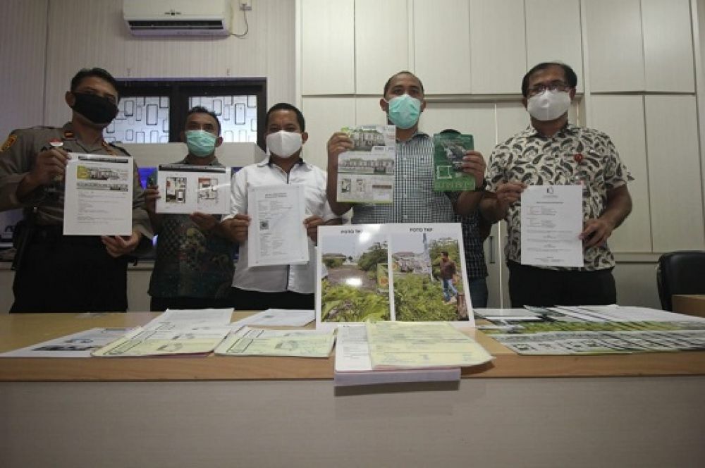 Kanit Harda Polrestabes Surabaya Iptu Giadi Nugraha menjelaskan kasus penipuan Perumahan Green Ar Rayah oleh pengembang PT JSI dalam rilis daring dari Mapolrestabes Surabaya, Jumat (15/5/2020). SP/Julian