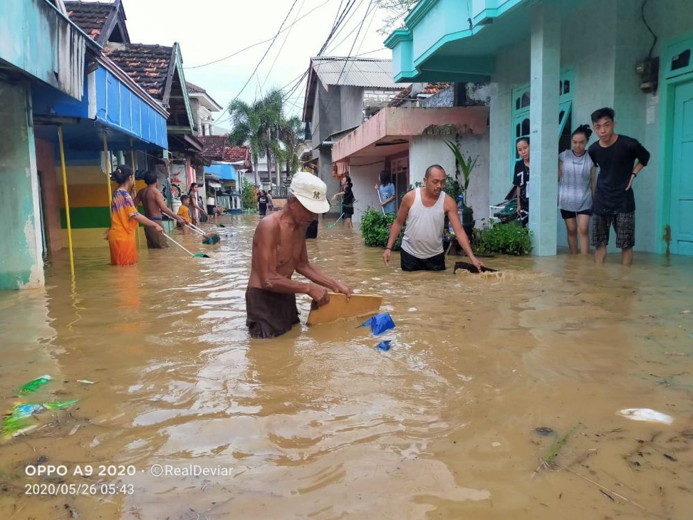 Air setinggi 1 meter genangi jalan dan rumah warga serta Pasar Blimbing Paciran Lamongan.

FOTO:SP/IST