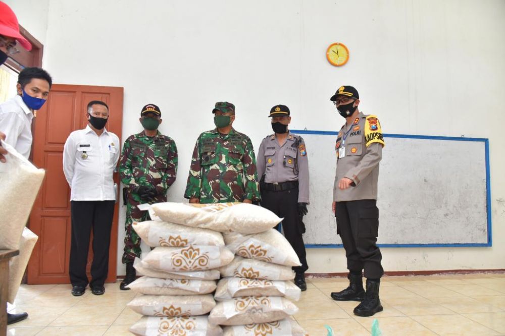 Kapolres Lamongan AKBP Harun saat mengecek ruang lumbung pangan di Kampung Tangguh Covid-19.

FOTO:SP/MUHAJIRIN KASRUN