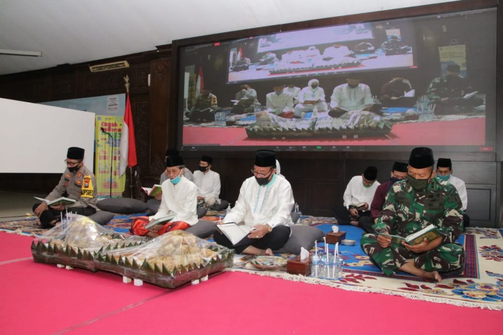 Bupati dan Forkopimda saat membaca Al-Qur'an dalam Khotmil Qur'an dalam rangka ikhtiar menolak balak.

FOTO:SP/MUHAJIRIN KASRUN