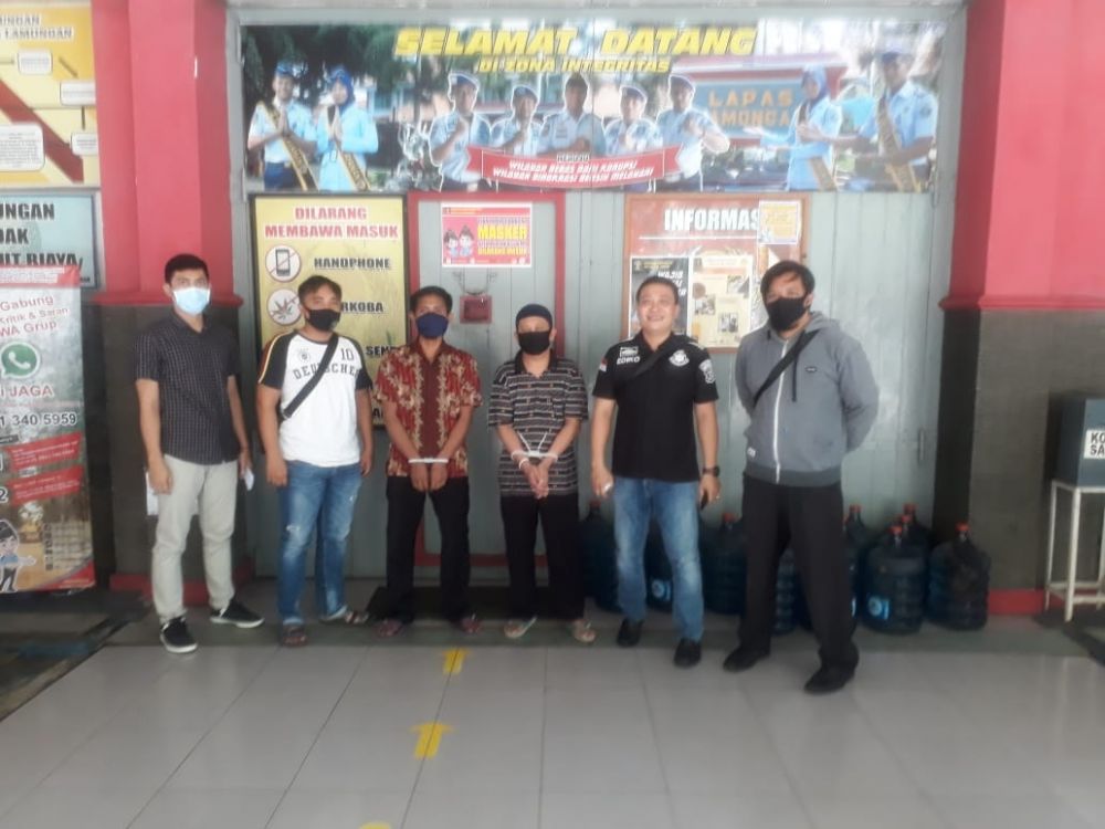 Dua pelaku pembunuhan saat akan diserahkan ke Kejari.

FOTO:SP/MUHAJIRIN KASRUN
