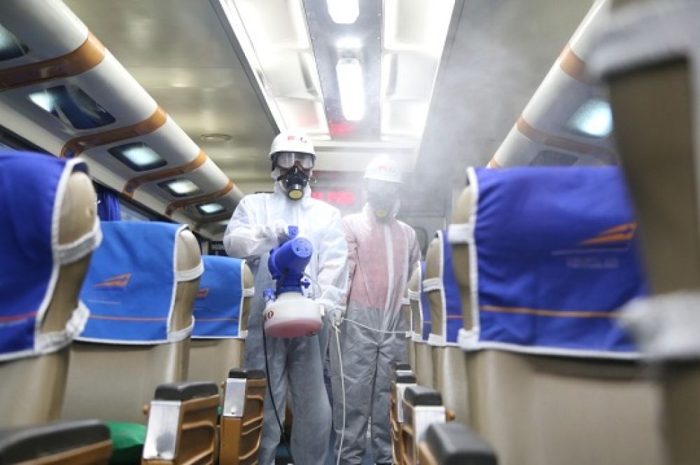 Petugas KAI membersihkan kereta dan fasilitas stasiun secara intensif menggunakan bahan pembersih yang mengandung disinfektan. SP/BYT