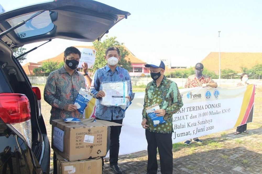 Para donatur mendonasikan Hazmat dan masker KN95  melalui UK Petra. SP/BYT