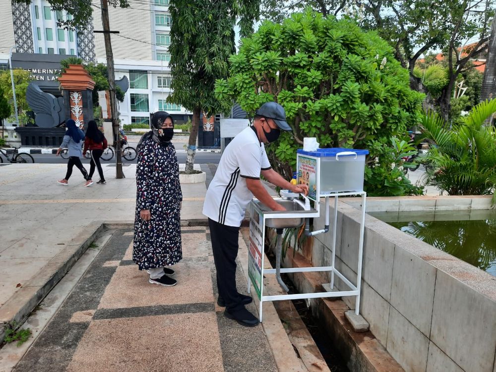 Bupati Fadeli saat mencuci tangan usai menjalankan aktivitas di sekitar Alun-alun Lamongan.

FOTO:SP/MUHAJIRIN KASRUN
