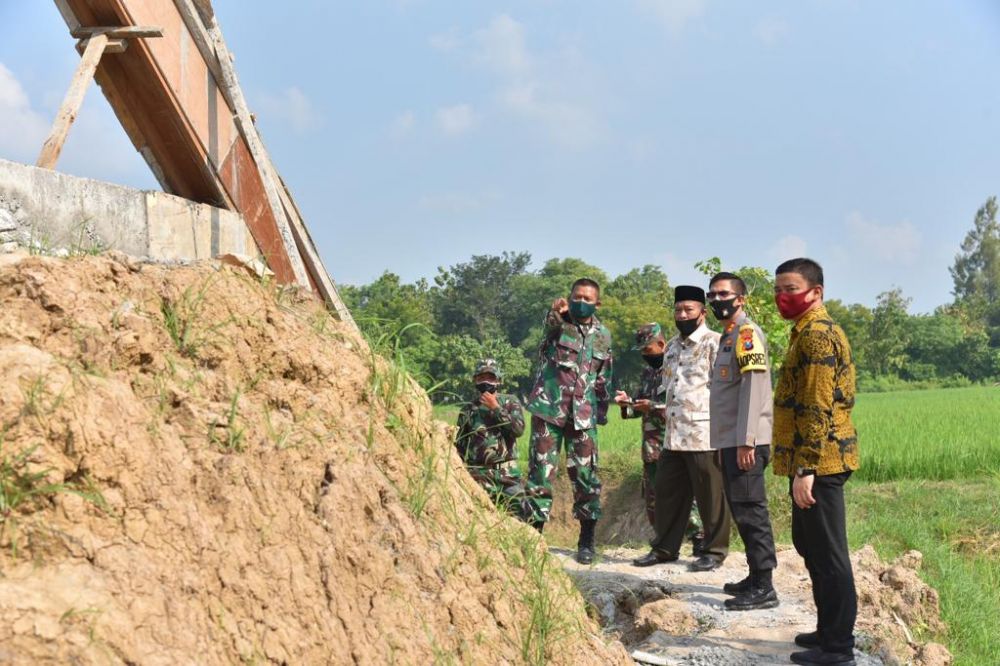 Bupati Fadeli didampingi Dandim dan Kapolres Lamongan saat melihat langsung pembangunan lapangan tembak Kodim di Jotosanur Kecamatan Tikung.

FOTO:SP/MUHAJIRIN KASRUN