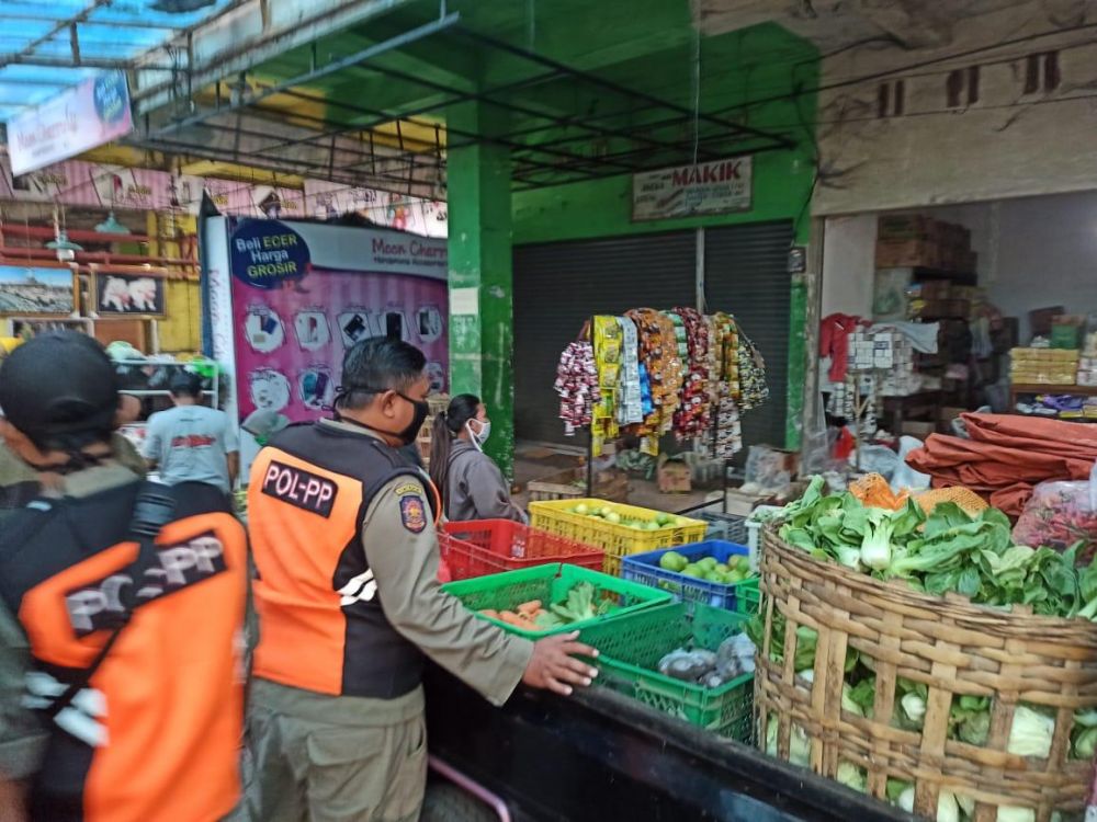 Petugas Satpol PP Kabupaten Kediri melakukan screening di 13 Pasar Kabupaten Kediri