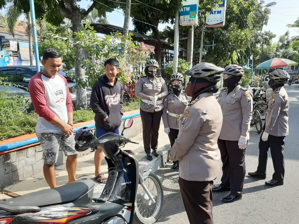 Para Polwan ini meminta warga yang kedapatan tidak memakai masker untuk memakainya dan menerapkan pola hidup sehat.

FOTO:SP/MUHAJIRIN KASRUN