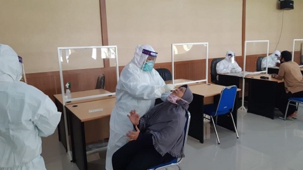 Pegawai sedang di test swab oleh petugas. SP/ADT