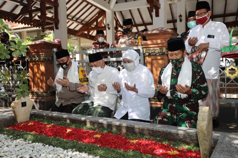 Forkompimda berdoa di depan pusaran Gus Dur di pondok pesantren tebu Ireng Selasa (16/6/2020)