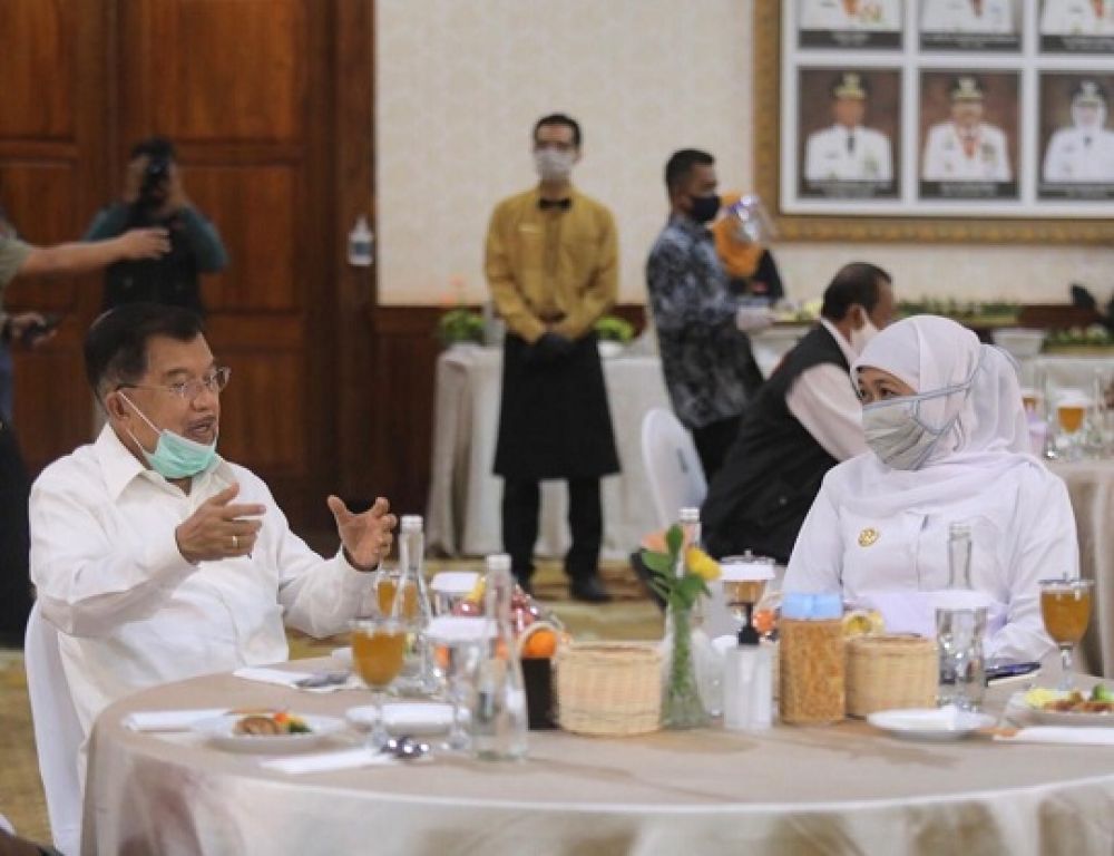 Ketua Palang Merah Indonesia (PMI), Jusuf Kalla (JK) dan Gubernut Khoifah di Gedung Grahadi. SP/ADT