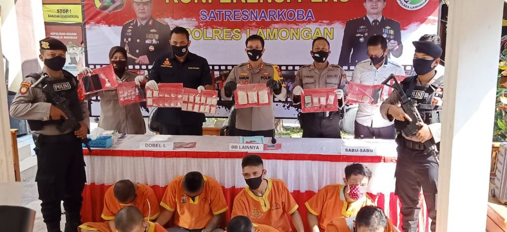 Kapolres Lamongan AKBP Harun dan Kasatnarkoba menunjukan barang bukti narkoba dan para pelaku hasil tangkapannya.

FOTO:SP/MUHAJIRIN