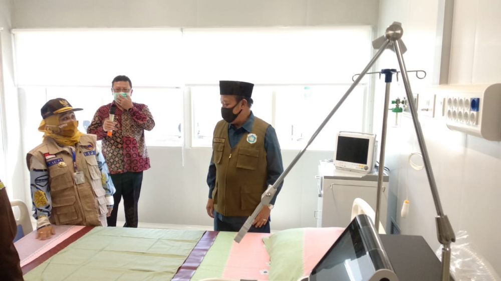 Bupati dan Wabup Lamongan saat melihat langsung kamar yang jadi ruang isolasi pasien covid-19.

FOTO: SP/MUHAJIRIN KASRUN